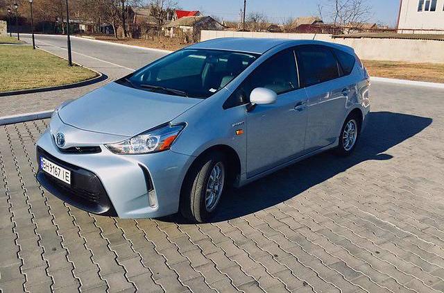 Toyota Prius v 2015