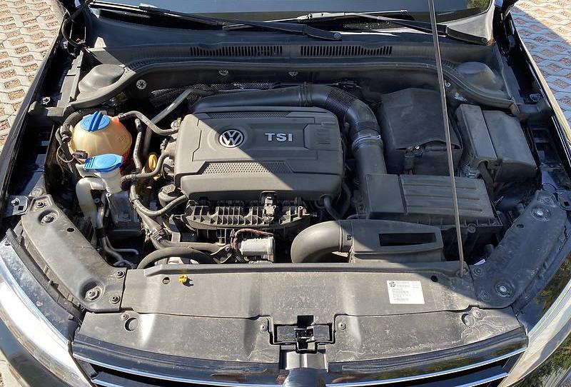 Volkswagen Jetta SEL 1.8 2015
