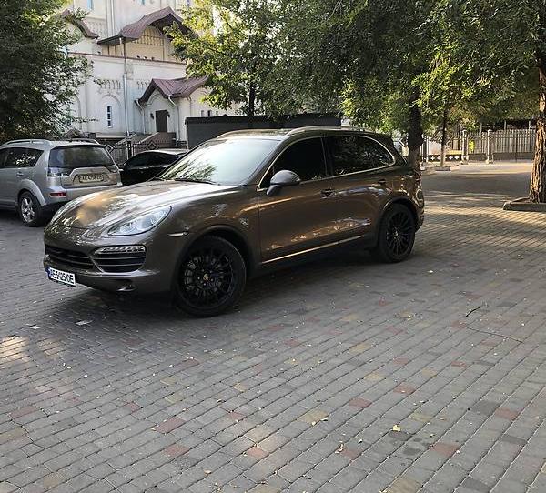Porsche Cayenne S Official 2011