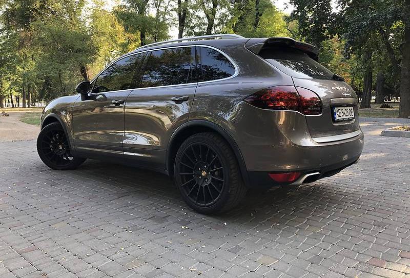 Porsche Cayenne S Official 2011