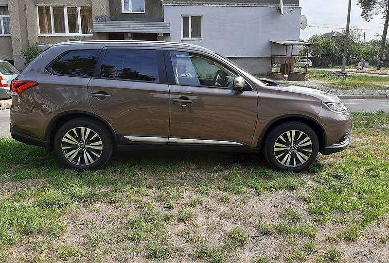 Mitsubishi Outlander OFFICIAL 2019