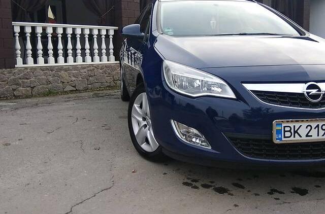 Opel Astra J CDTI Sports Tourer 2011