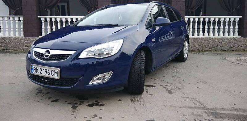 Opel Astra J CDTI Sports Tourer 2011