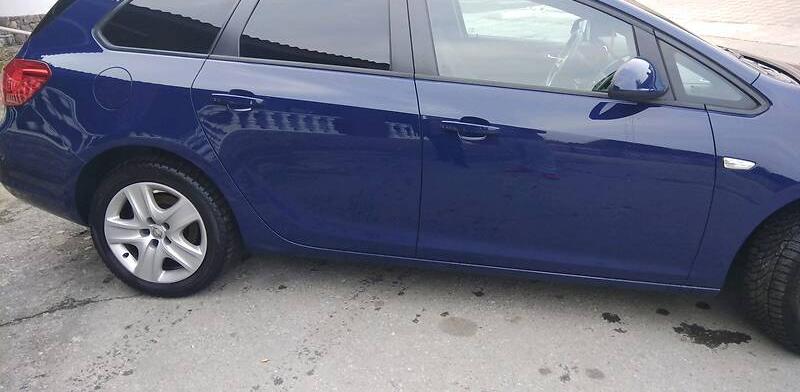 Opel Astra J CDTI Sports Tourer 2011