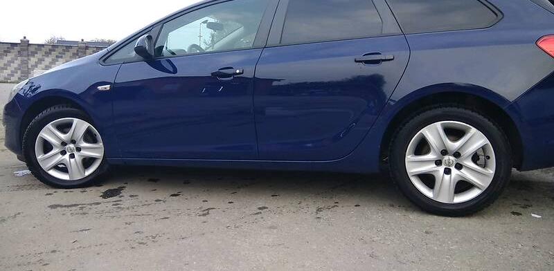 Opel Astra J CDTI Sports Tourer 2011