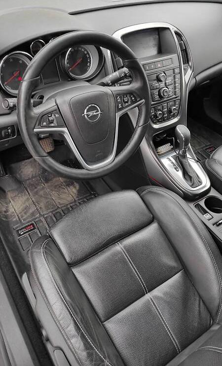 Opel Astra J 2011