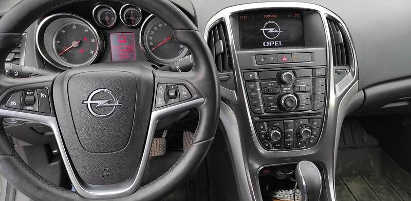 Opel Astra J 2011