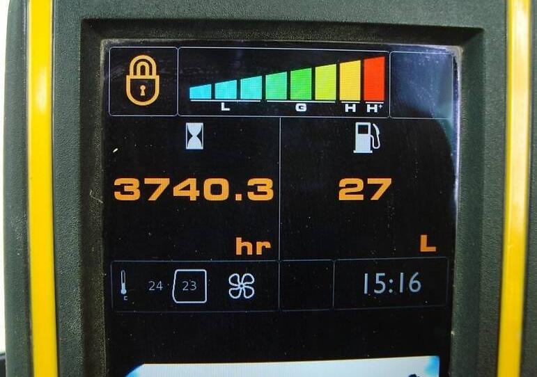 JCB JS 220  LC 2013
