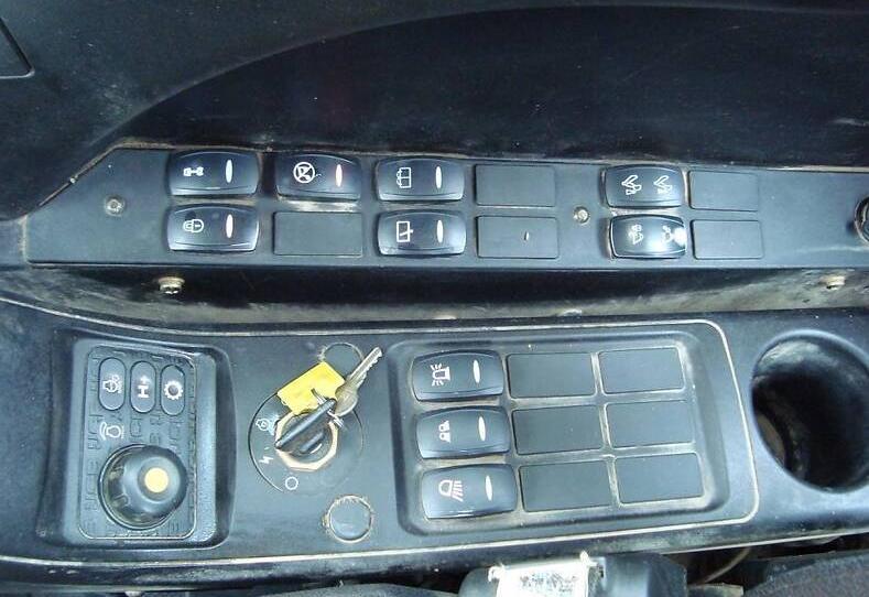 JCB JS 220  LC 2013