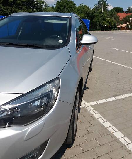 Opel Astra J Sports Tourer 2012