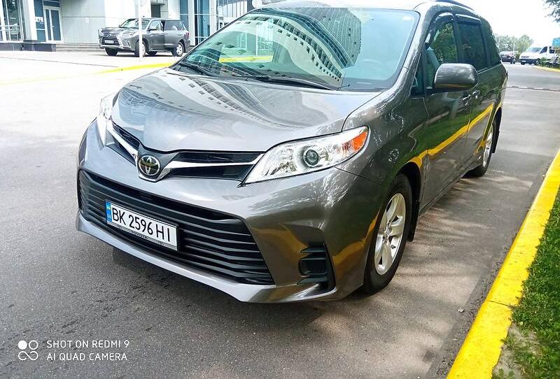 Toyota Sienna LE 2018