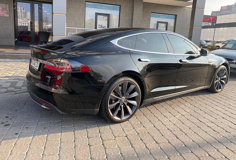Tesla Model S Performance P 85 2013