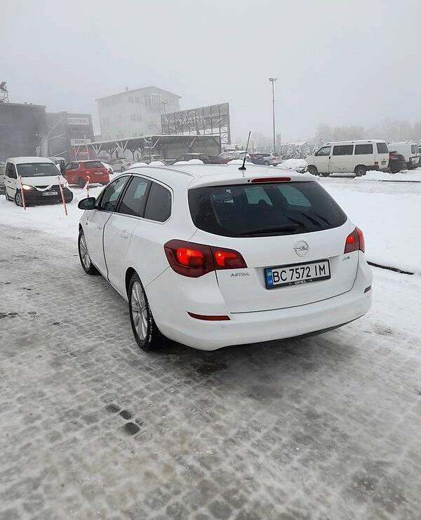 Opel Astra J 2011