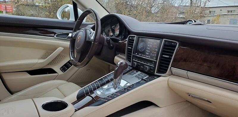 Porsche Panamera 4S 2011