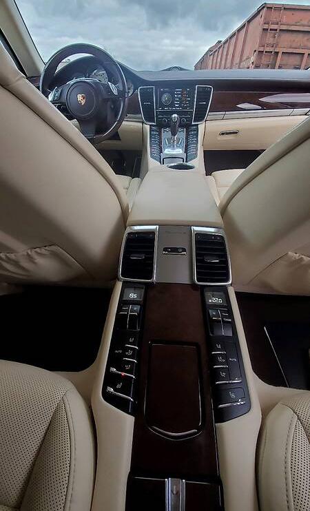 Porsche Panamera 4S 2011