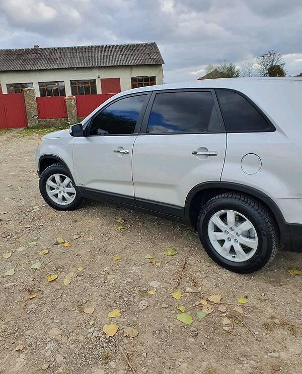 Kia Sorento AWD...LX 2010