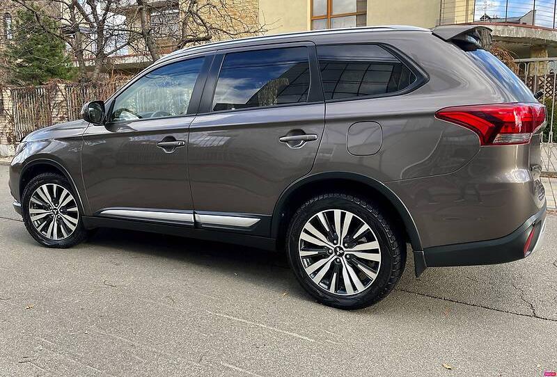 Mitsubishi Outlander 2.4 OfficiaL 2020