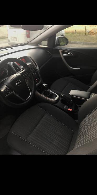 Opel Astra J Sports Tourer 2011