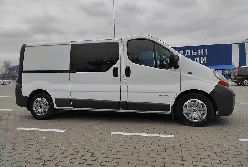 Renault Trafic пасс. dovga baza 2004