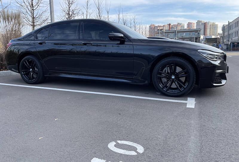 BMW 750 2017