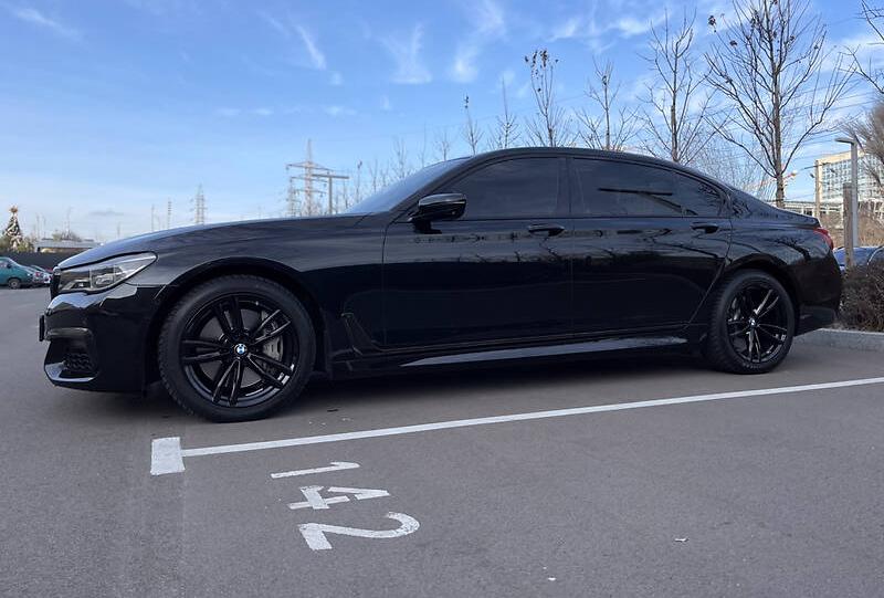 BMW 750 2017