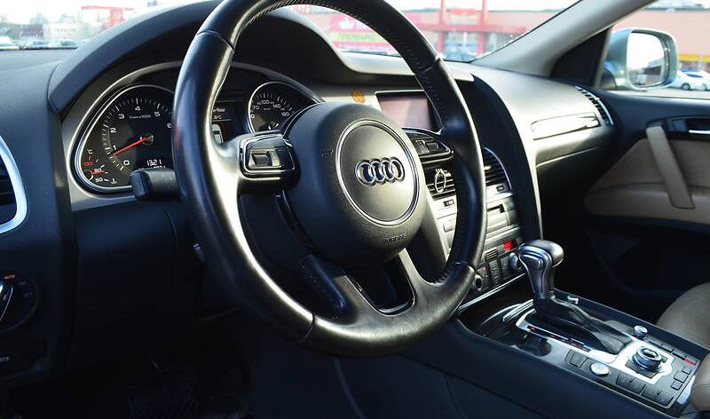 Audi Q7 Official 2011