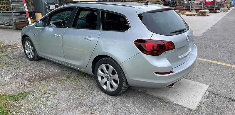 Opel Astra J 2011