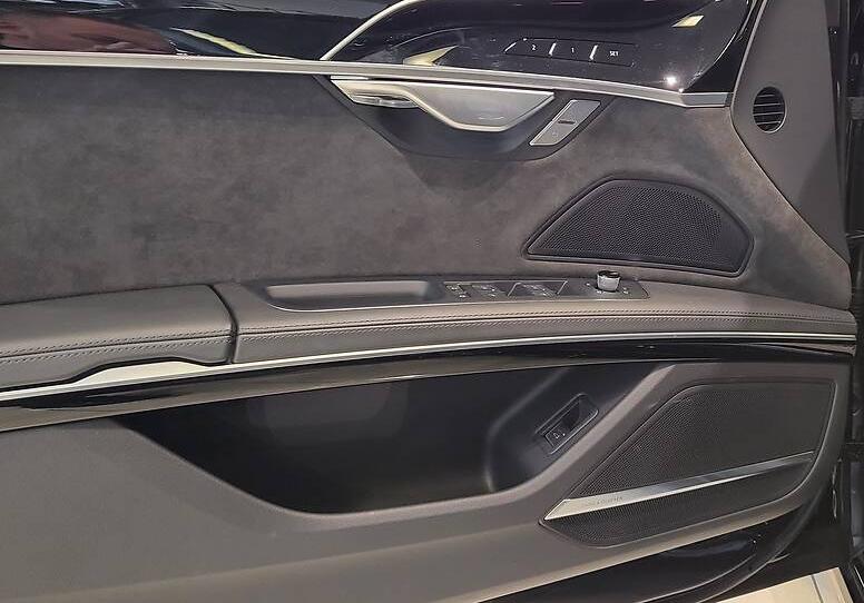 Audi A8 Long Black 2021
