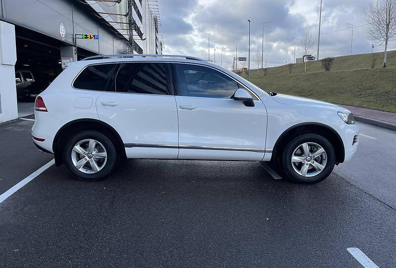 Volkswagen Touareg White King 2014