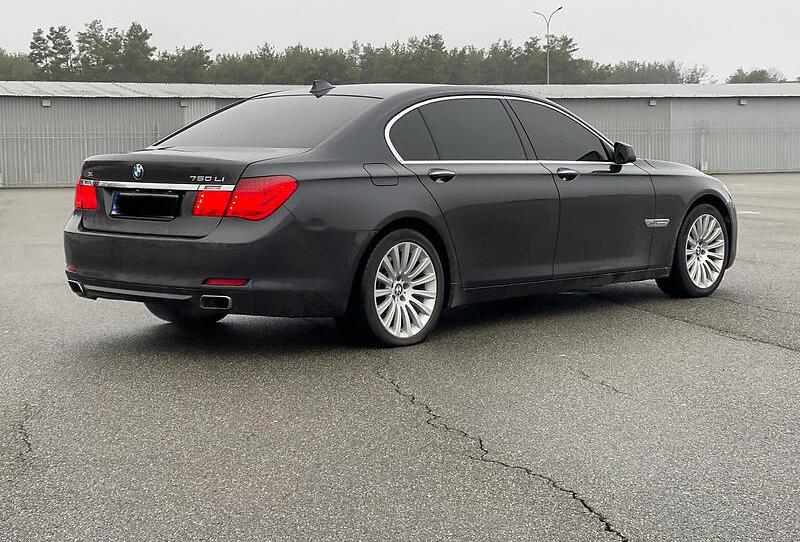 BMW 750 2011