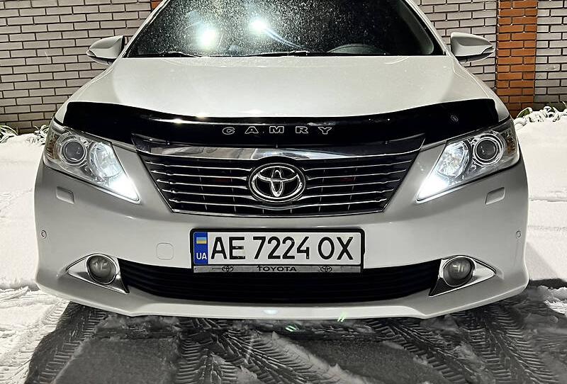 Toyota Camry white pearl 2012