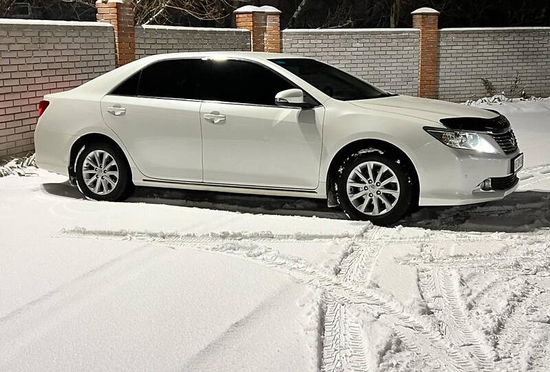 Toyota Camry white pearl 2012