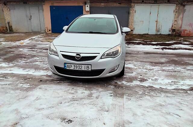 Opel Astra J Sports Tourer 2011