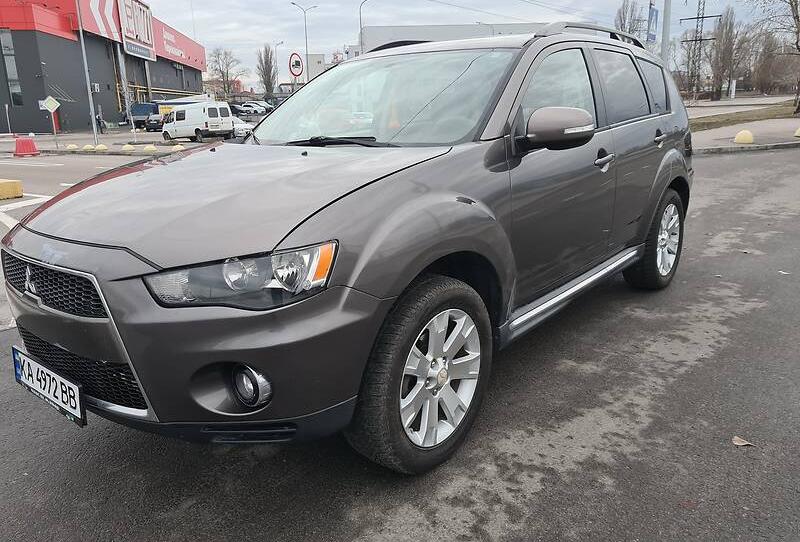 Mitsubishi Outlander SE 2010