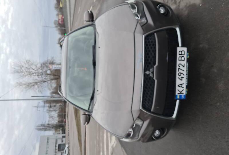 Mitsubishi Outlander SE 2010