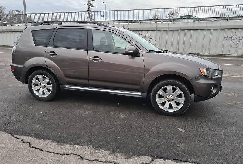 Mitsubishi Outlander SE 2010