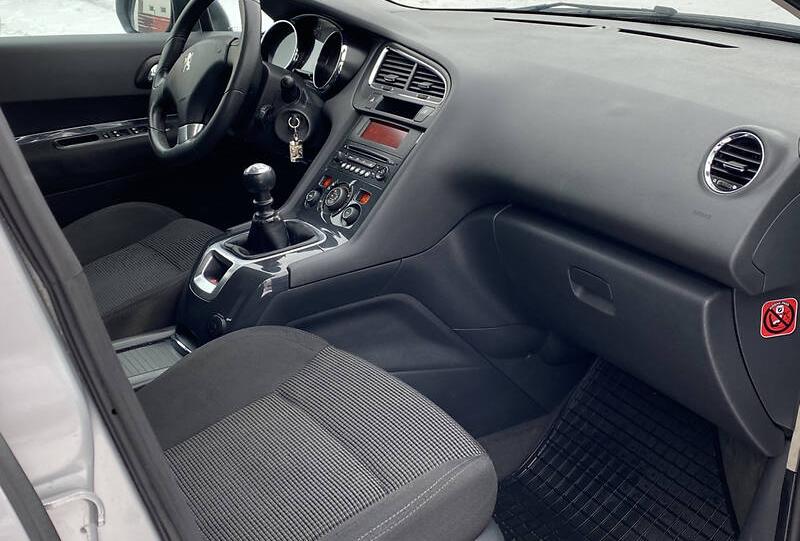 Peugeot 5008 2011