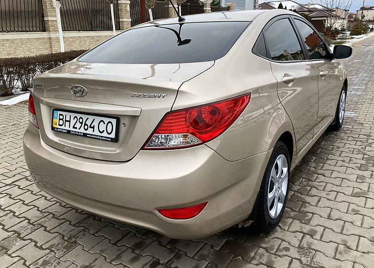 Hyundai Accent O F F I C I A L 2012