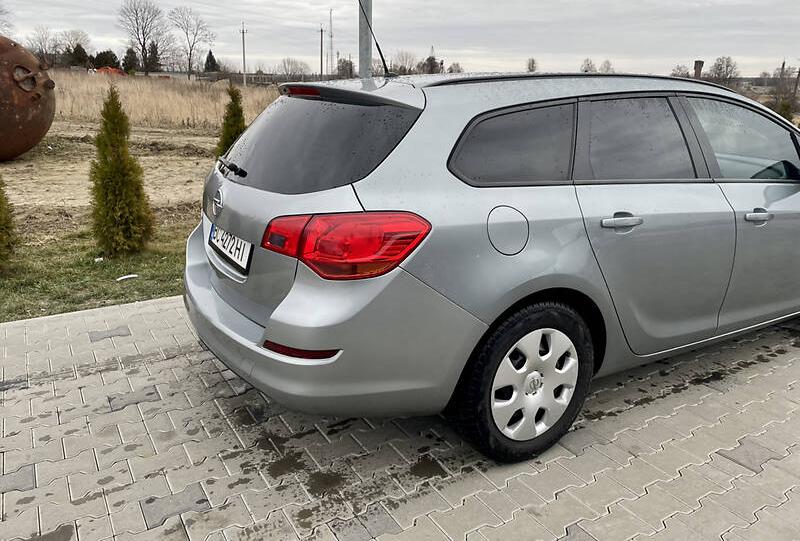 Opel Astra J 2011