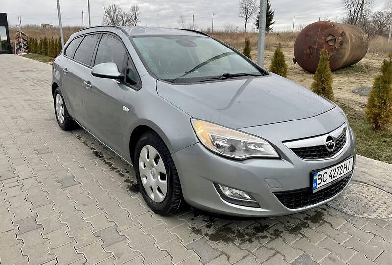 Opel Astra J 2011