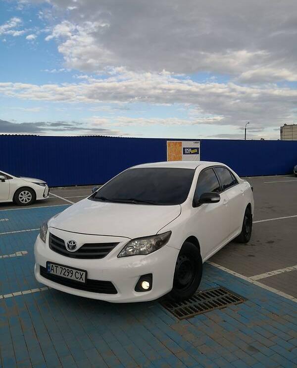 Toyota Corolla Black White  2011