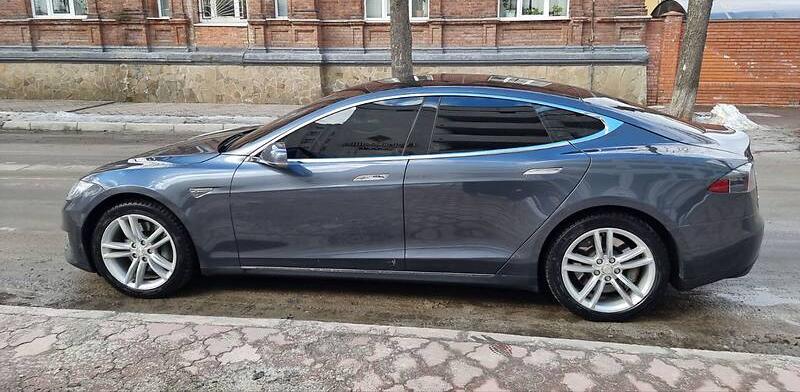 Tesla Model S 2015