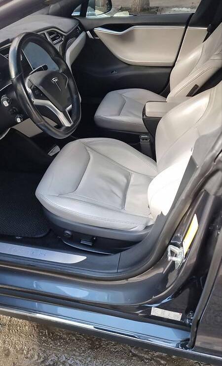 Tesla Model S 2015