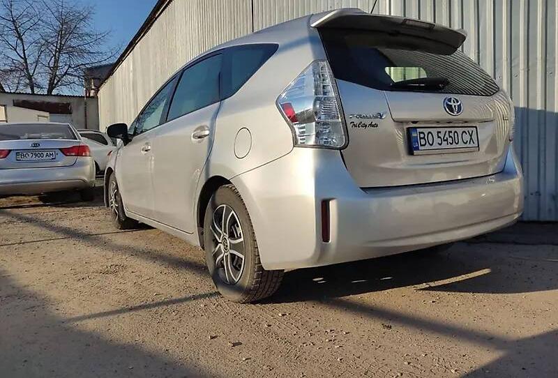 Toyota Prius v 2013