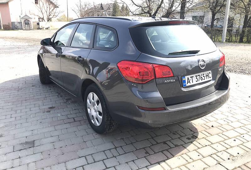 Opel Astra J 2011