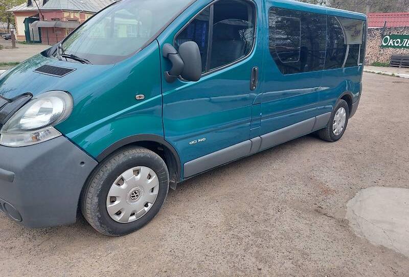 Renault Trafic пасс. 2.5Long.  2004