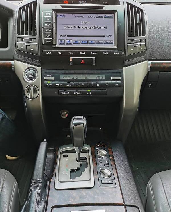 Toyota Land Cruiser 200 2011
