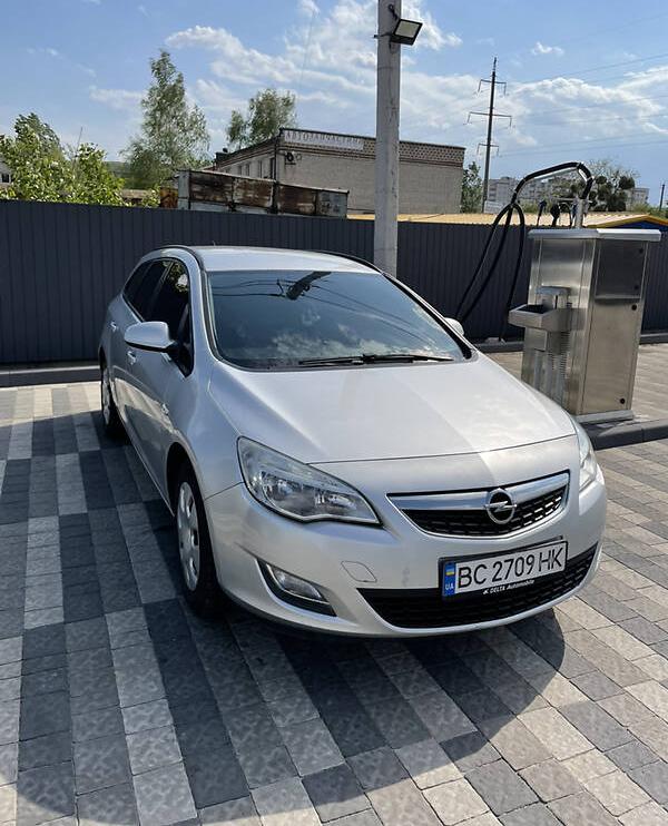 Opel Astra J 2011