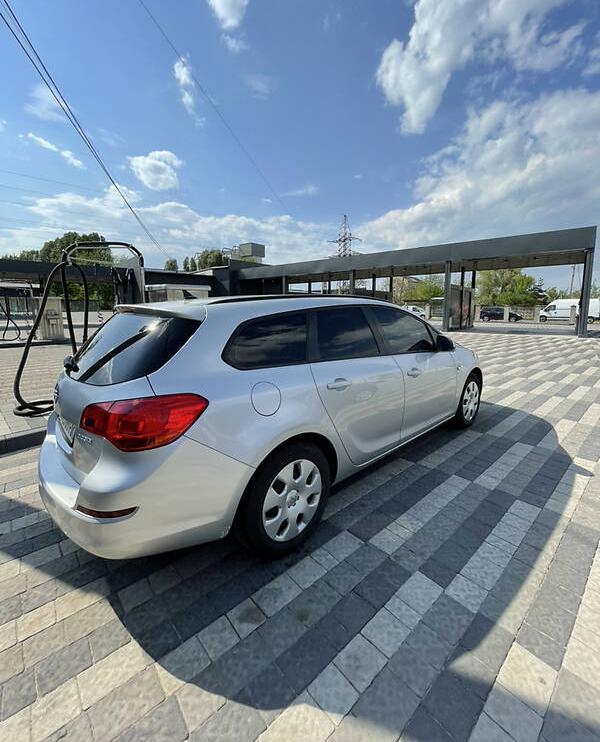 Opel Astra J 2011
