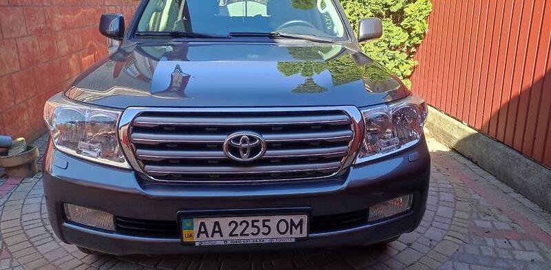 Toyota Land Cruiser 200 2011
